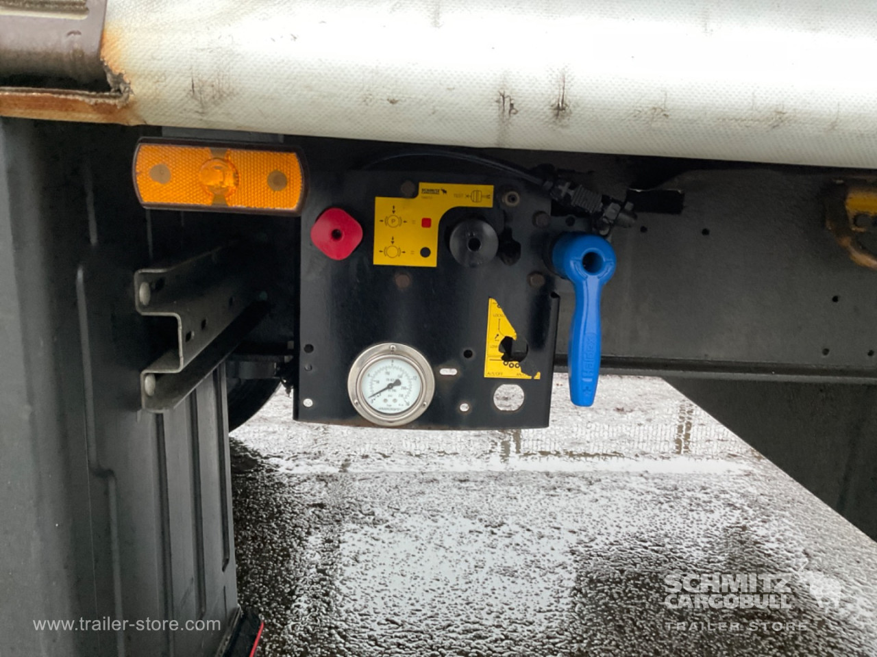 Schmitz Cargobull Curtainsider Standard Forklift holder 