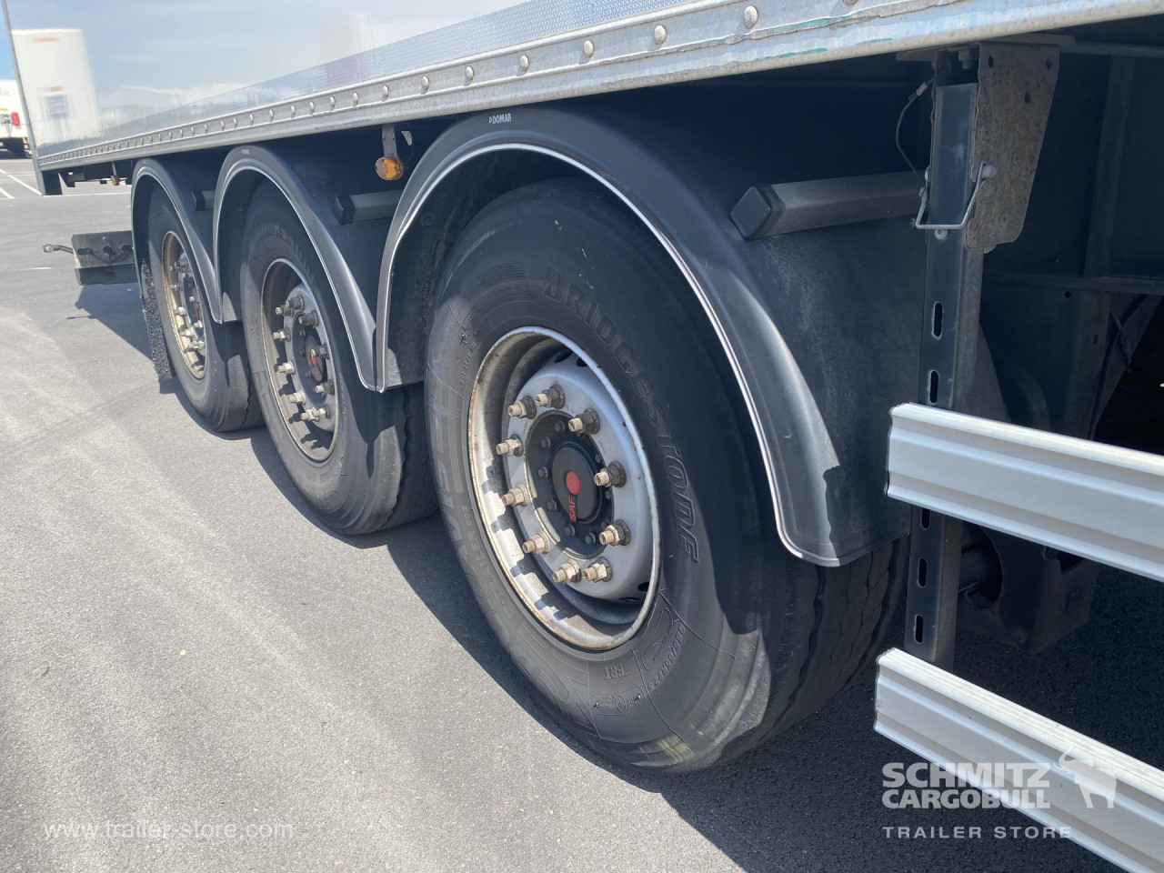 FRUEHAUF Semitrailer Dryfreight Standard Porte relevante 