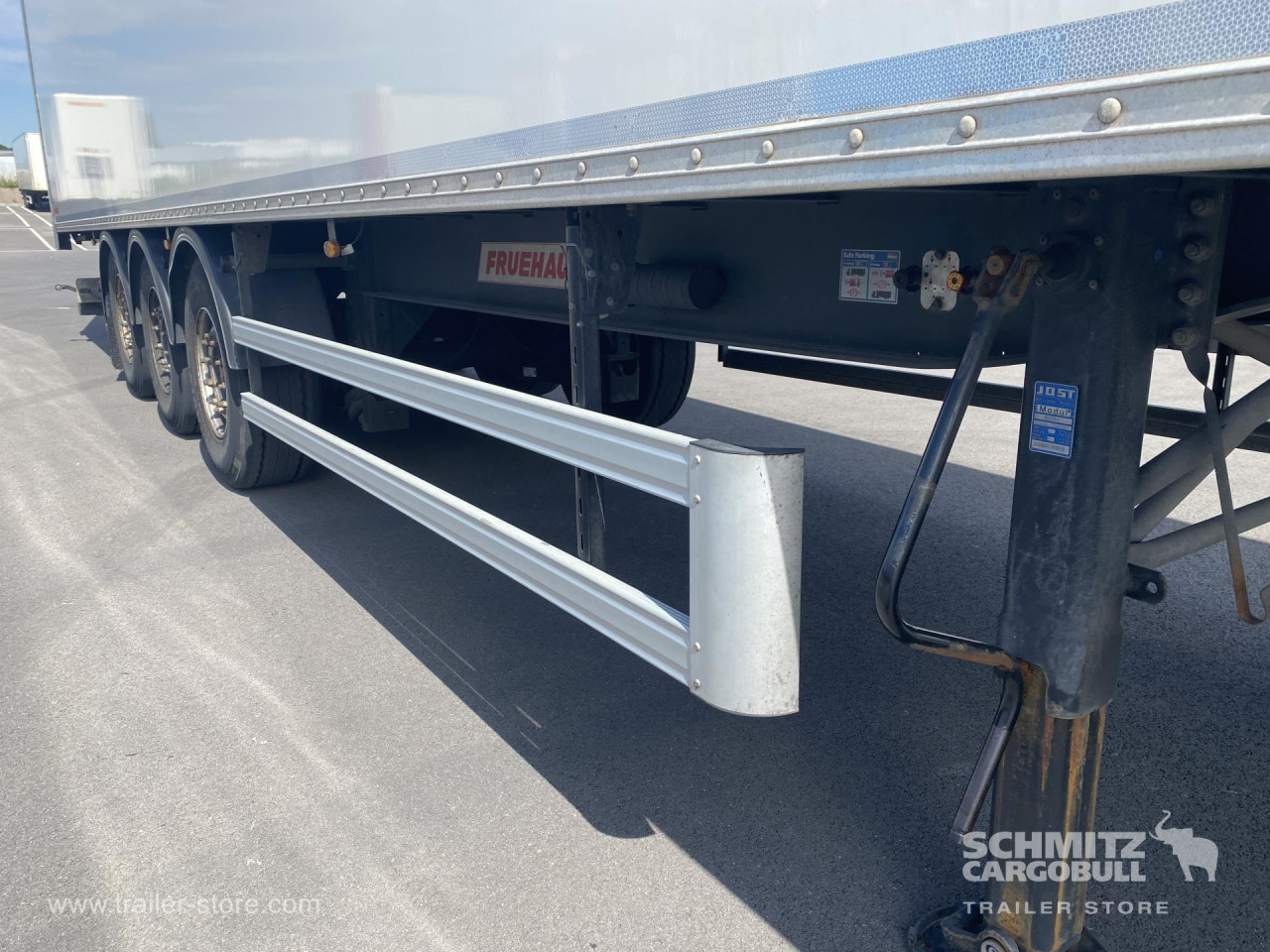 FRUEHAUF Semitrailer Dryfreight Standard Porte relevante 