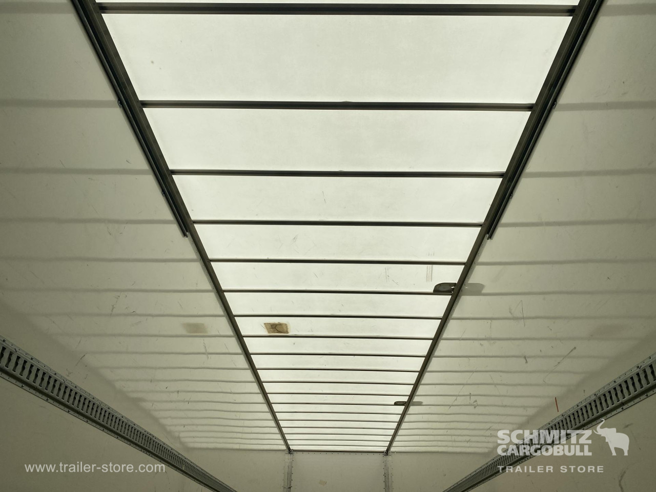FRUEHAUF Semitrailer Dryfreight Standard Porte relevante 
