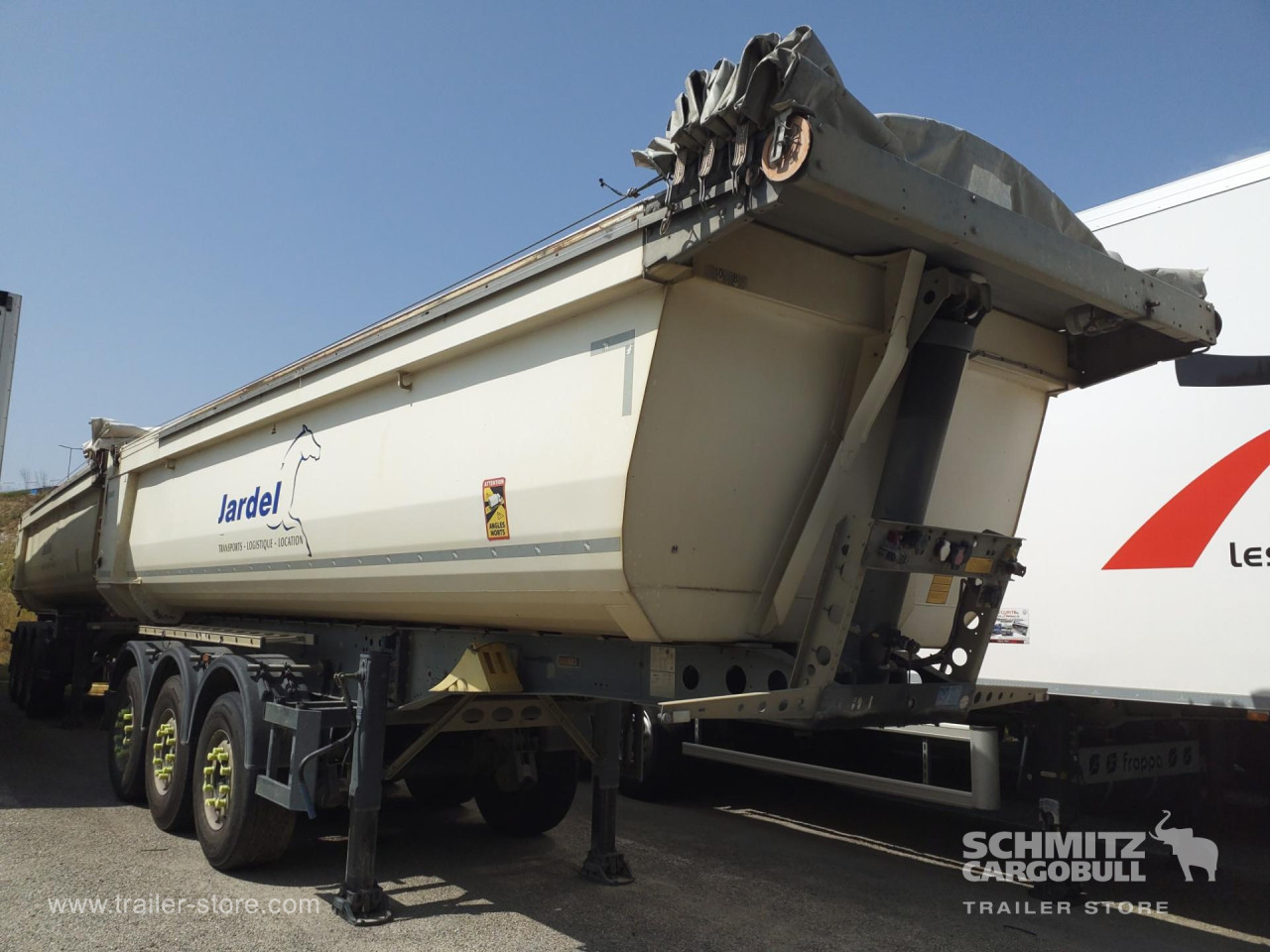 Schmitz Cargobull Semitrailer Tipper Steel half pipe body 26m³ 