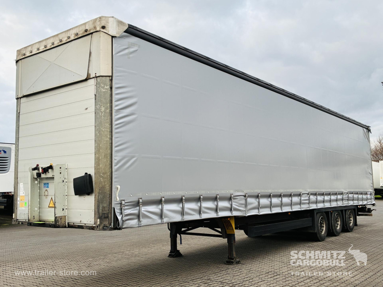 Schmitz Cargobull Curtainsider Mega Getränke 