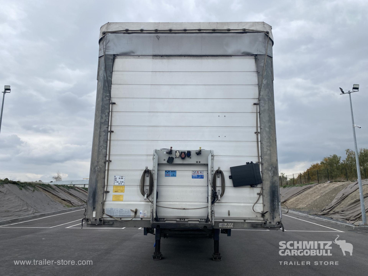 Schmitz Cargobull Semitrailer Curtainsider Standard Hayon 