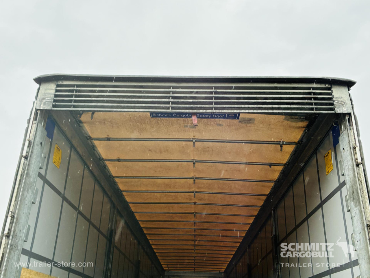 Schmitz Cargobull Curtainsider Mega Getränke 
