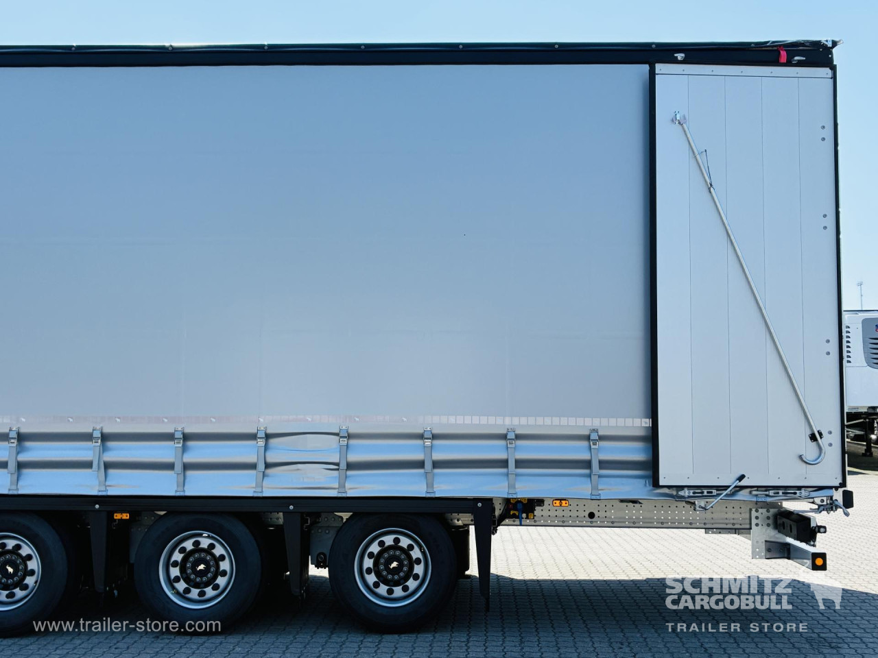Schmitz Cargobull Curtainsider Mega Getränke 