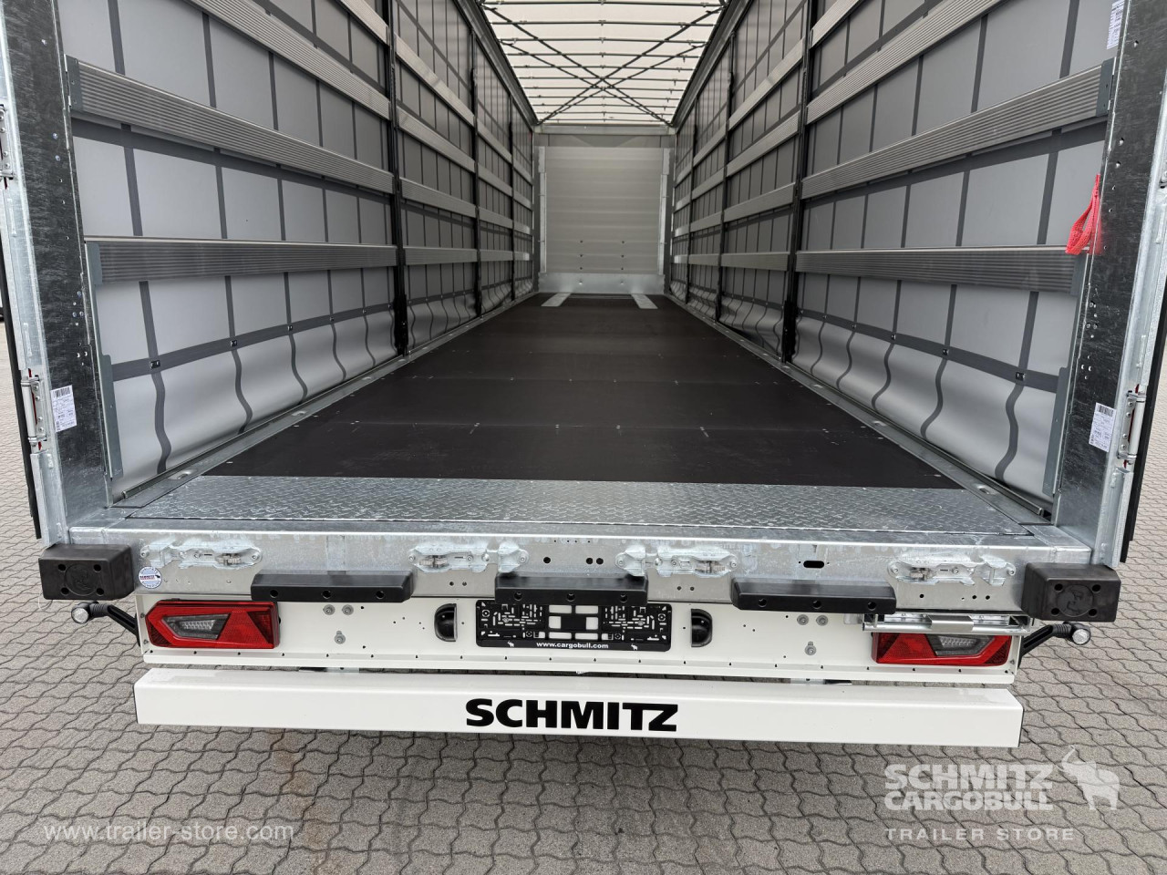 Schmitz Cargobull Curtainsider Mega Getränke 