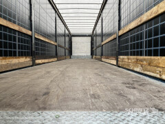 Schmitz Cargobull Semitrailer Curtainsider Standard Hayon 